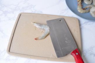 用刀在虾背割开，这样一来可以去掉虾线，更来可以使虾在烹煮的过程中更容易入味。