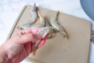 去掉虾背上的虾线。