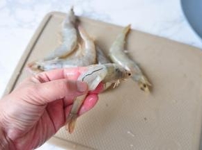 去掉虾背上的虾线。