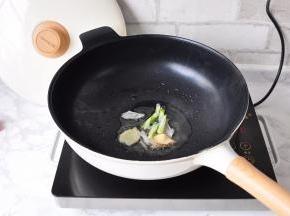 将锅预热，加入凉油，加入葱姜片一起加热炒出香味。