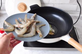 倒入处理好的虾。