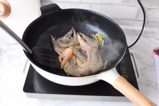 快速翻炒使其均匀受热。