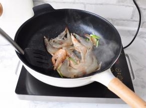 快速翻炒使其均匀受热。