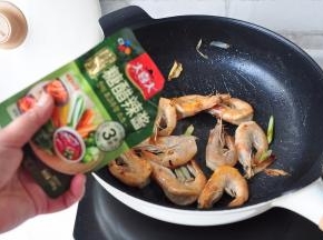当虾变红时，加入糖醋辣酱。