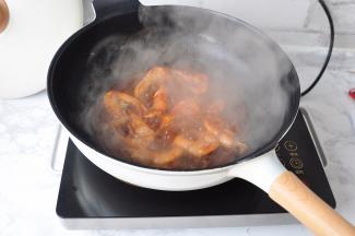 炒匀后加入100毫升左右的水。