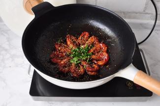 直至汤汁收尽，撒芝麻，点缀香菜即可。