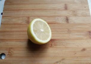 柠檬一个切开，取少许柠檬汁备用；