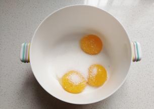 鸡蛋3个蛋清蛋黄分离，蛋黄放入容器中，加入全部白糖；