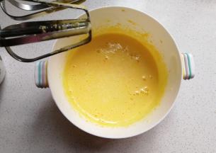 用打蛋器把蛋黄打散，加入柠檬汁；