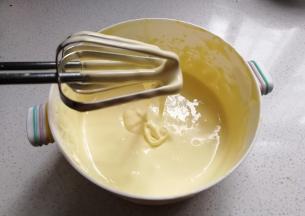 然后继续打发蛋黄，一直打发至蛋黄发白体积膨胀，打至出现纹路提起打蛋器有锻带状即好；（打发过程有点长，要有耐心哈）