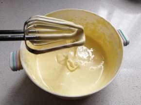 然后继续打发蛋黄，一直打发至蛋黄发白体积膨胀，打至出现纹路提起打蛋器有锻带状即好；（打发过程有点长，要有耐心哈）