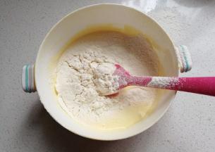 再筛入低筋面粉；