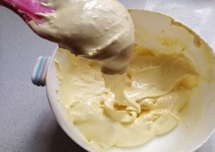 用搅拌刀快速切拌均匀，拌至没有干粉和颗粒状即可；