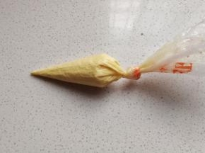 接着把预留的蛋糊装入另一个裱花袋，裱花袋剪一个小口；