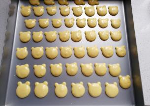 然后依次挤完所有的蛋糊；