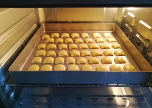 挤好后放入预热好的烤箱，中层上下火120~130度烤约20分钟即可；