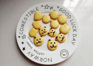 烤好的小饼干晾凉后，再融一点巧克力装入裱花袋挤出小熊的耳朵，眼睛和嘴巴就好啦。