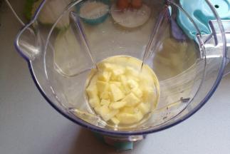 土豆去皮洗净加入清水放入料理机打成土豆汁；