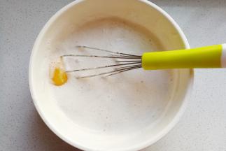 打好的土豆汁倒入大碗中，加入一个鸡蛋搅打均匀；