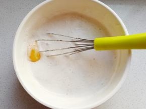 打好的土豆汁倒入大碗中，加入一个鸡蛋搅打均匀；