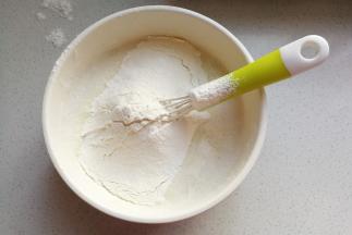 再筛入面粉和淀粉；