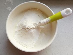 再筛入面粉和淀粉；