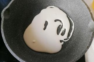 不粘锅用厨房纸巾先抹一层薄薄的食用油，然后用大勺舀入适量面糊放入锅中；