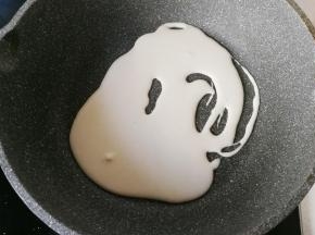 不粘锅用厨房纸巾先抹一层薄薄的食用油，然后用大勺舀入适量面糊放入锅中；