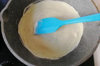 再用刮刀向周围抹平摊成薄饼；