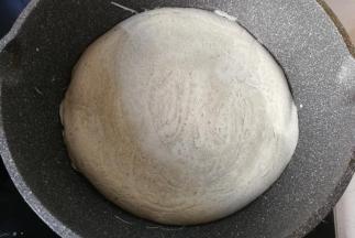 煎至饼皮表面凝固后翻面再煎一会儿；