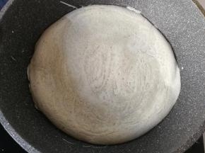煎至饼皮表面凝固后翻面再煎一会儿；