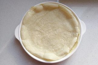 依次煎完所有的土豆面糊，煎好的土豆饼放凉备用；