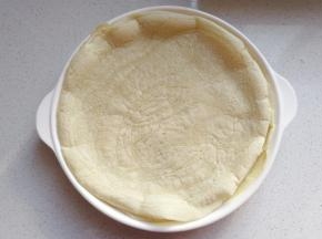 依次煎完所有的土豆面糊，煎好的土豆饼放凉备用；