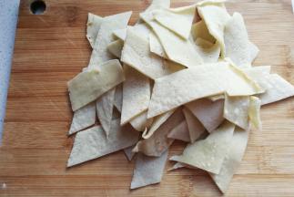 再将晾凉的土豆饼取适量切块备用；