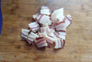 腊肉一块热水洗净切薄片备用；