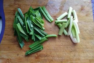 大蒜适量切段备用；