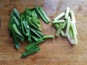 大蒜适量切段备用；