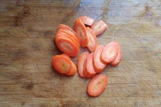 胡萝卜一个切片备用；