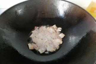 锅中入少许油，放入腊肉煸炒至焦黄出油；