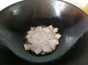 锅中入少许油，放入腊肉煸炒至焦黄出油；