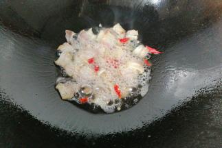 再放少许干红辣椒煸香；（喜欢吃辣的可以多放点）