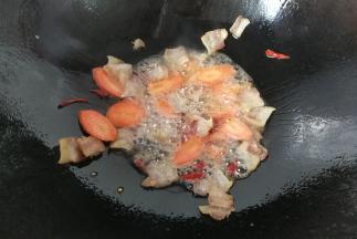 下入胡萝卜煸炒几下；