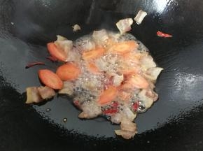 下入胡萝卜煸炒几下；