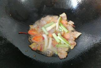 再下入蒜白翻炒几下；