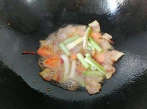 再下入蒜白翻炒几下；