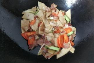 再调入少许盐，生抽翻炒均匀；