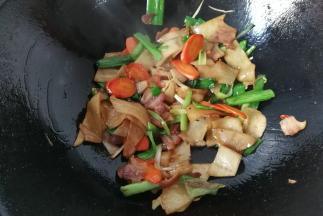 再调入少许醋，老抽，胡椒粉和鸡精翻炒均匀即可出锅。