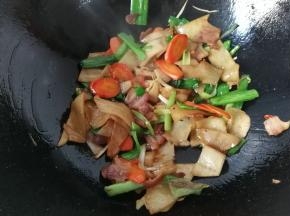 再调入少许醋，老抽，胡椒粉和鸡精翻炒均匀即可出锅。