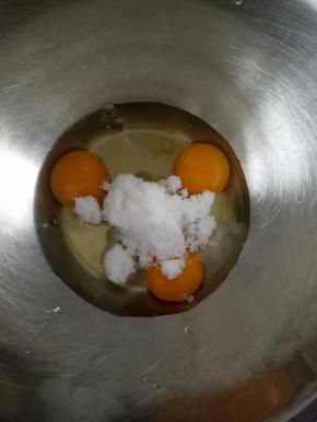 全蛋液加入白砂糖