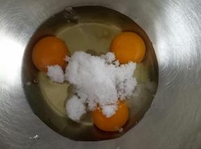 全蛋液加入白砂糖